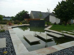 Fontaines et bassins décoratif : passage sur l'eau