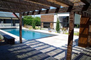 Construction décorative : pergola et plage de piscine