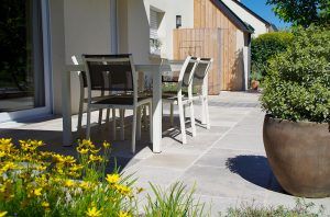 Conception de terrasse pierre à angers avec Verthème